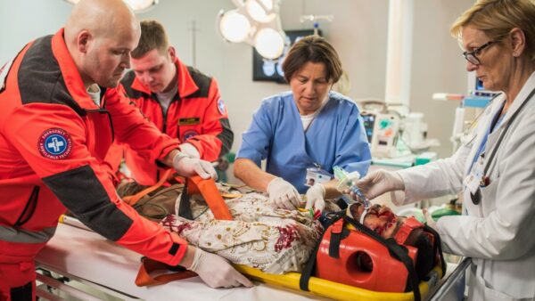 Simulación de situación de emergencias en centro médico con profesionales TES, médicos y enfermeros