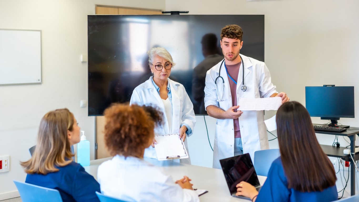 Debriefing en simulación clínica de equipo de médicos y enfermeras después de situación de emergencia