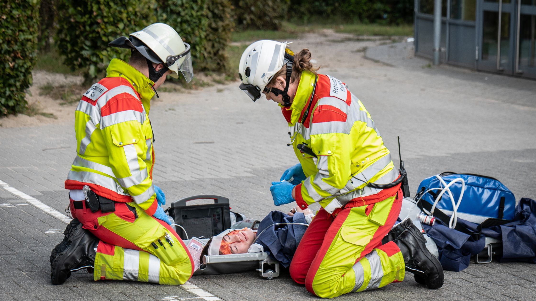 Equipo de emergencias valorando a un paciente crítico en una emergenia extrahospitalaria