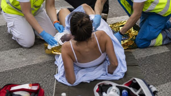 Parto extrahospitalario de una mujer, ayudada en la calle por profesionales sanitarios de emergencias