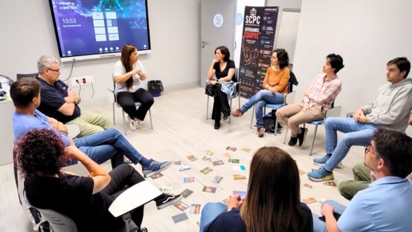 Profesionales de la salud durante el curso de SCPC de CESEM revisando procedimientos