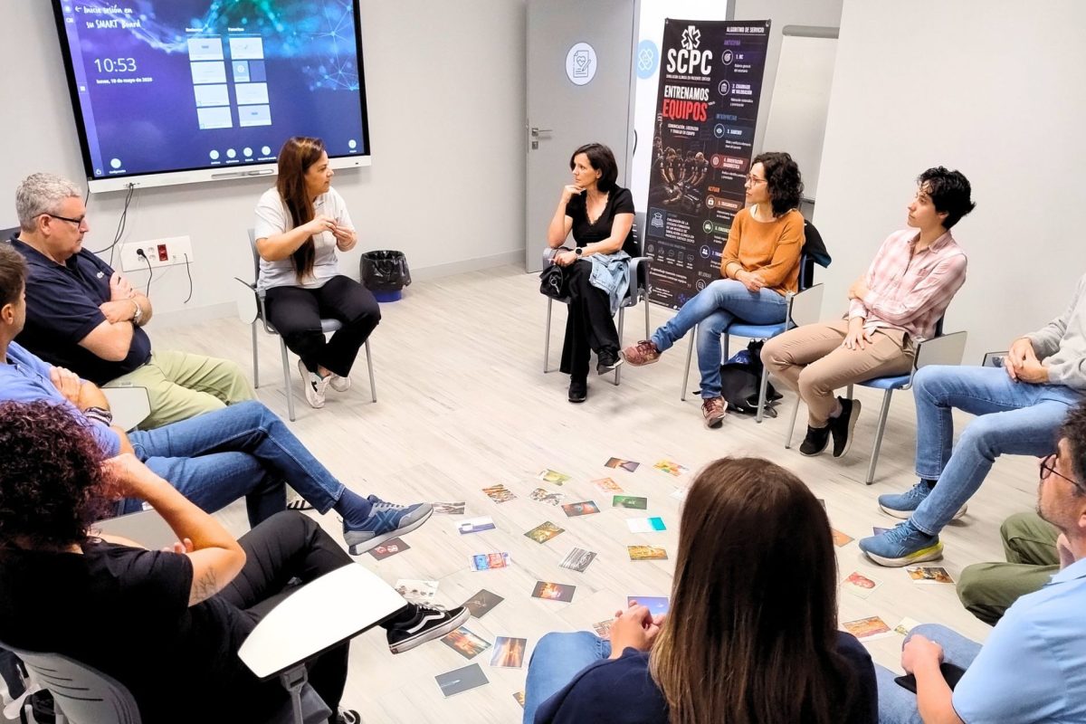 Profesionales de la salud durante el curso de SCPC de CESEM revisando procedimientos