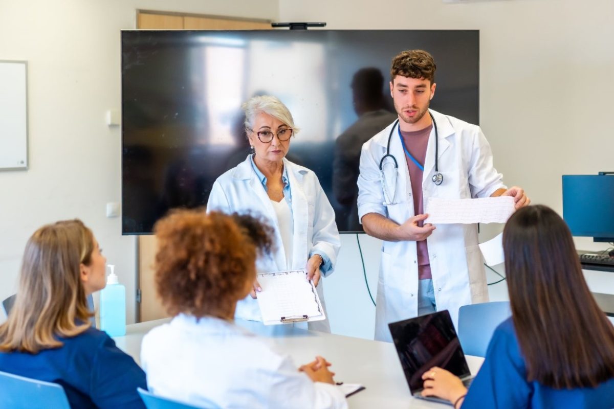 Debriefing en simulación clínica de equipo de médicos y enfermeras después de situación de emergencia