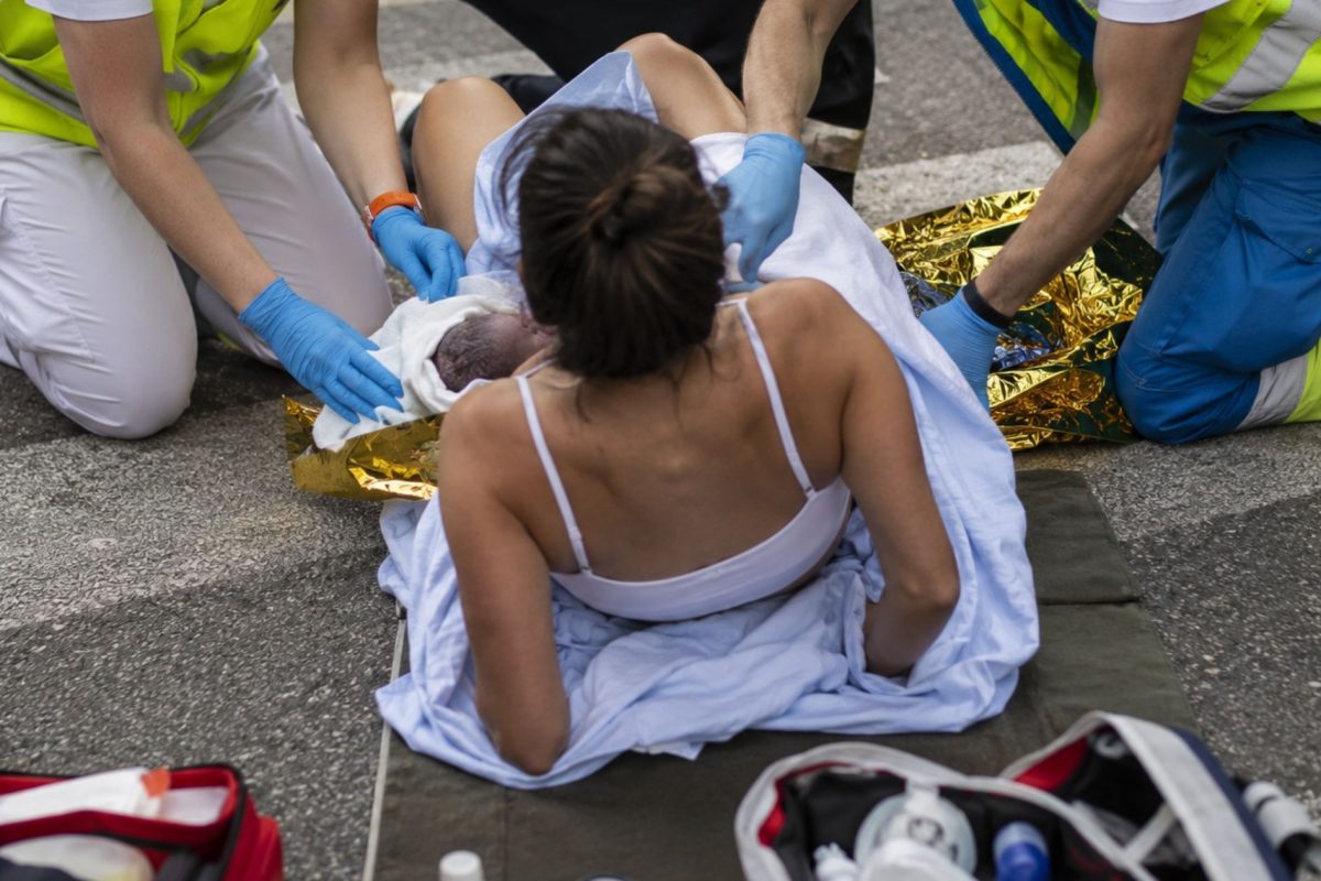 Parto extrahospitalario de una mujer, ayudada en la calle por profesionales sanitarios de emergencias