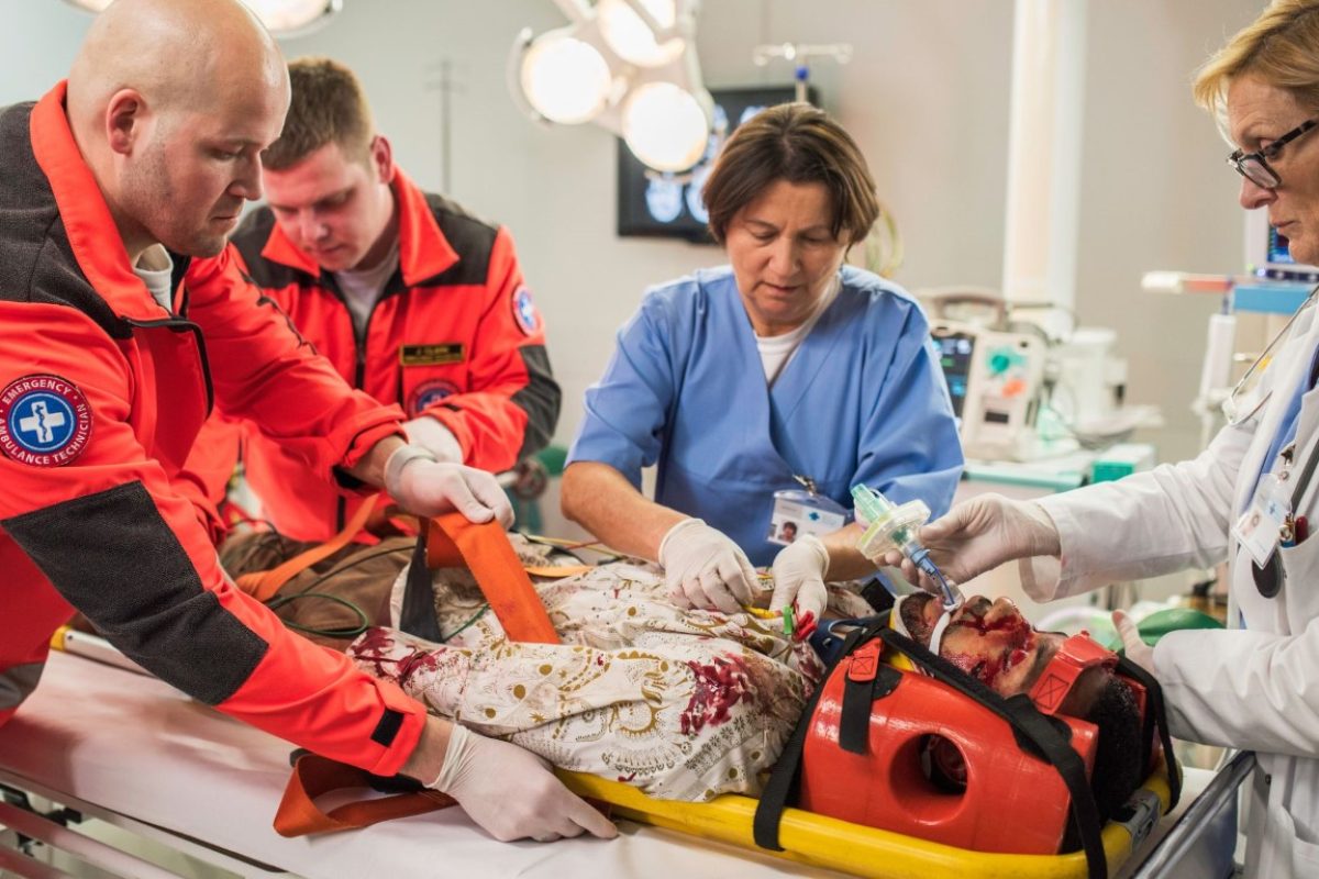 Simulación de situación de emergencias en centro médico con profesionales TES, médicos y enfermeros