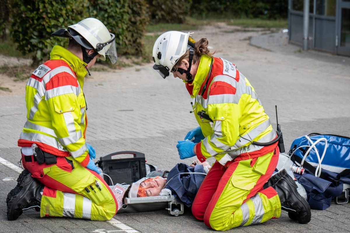 Equipo de emergencias valorando a un paciente crítico en una emergenia extrahospitalaria